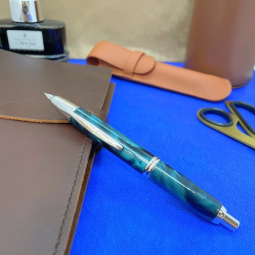 Stylo plume Capless chez Perreyon 1884 à Lyon.