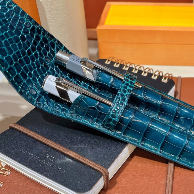 Étui Mignon Savannah Turquoise, 2 compartiments, chez Perreyon 1884 à Lyon.