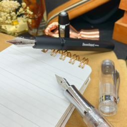 Stylo plume Student Transparent chez Perreyon 1884 à Lyon.