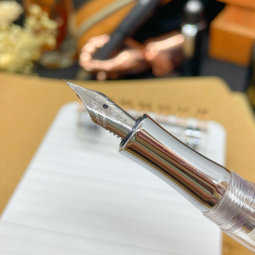 Stylo plume Student Transparent chez Perreyon 1884 à Lyon.