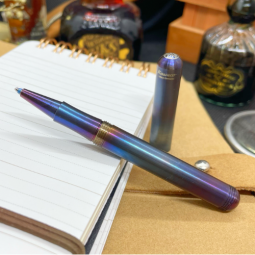 Stylo bille Kaweco Liliput chez Perreyon 1884 à Lyon.