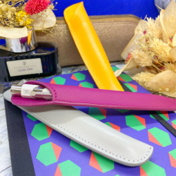 Étui en cuir pour stylo de l'Atelier de La Forêt chez Perreyon 1884 à Lyon.