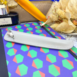 Étui en cuir pour stylo de l'Atelier de La Forêt chez Perreyon 1884 à Lyon.