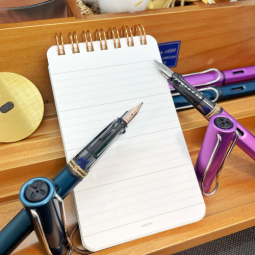 Stylo plume Lamy Al-Star Lilac & Petrol chez Perreyon 1884 à Lyon.