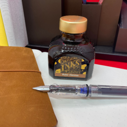 Encre Diamine Raw Sienna pour stylo plume chez Perreyon 1884 à Lyon.