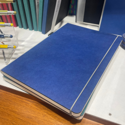 Carnet A4 Bindewerk Bleu chez Perreyon 1884 à Lyon.