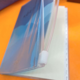 Agenda 2024 Mark's Mountain Orange chez Perreyon 1884 à Lyon.