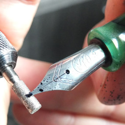 Matthieu Faivet - nibmeister sur Lyon chez Perreyon