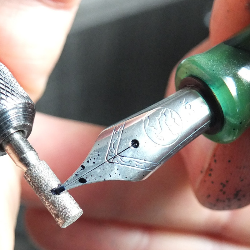 Matthieu Faivet - nibmeister sur Lyon chez Perreyon