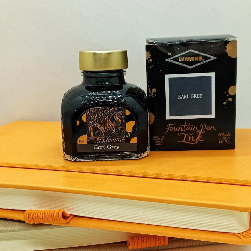 Encre Diamine Earl Grey pour stylo plume chez Perreyon 1884 à Lyon. Encre Diamine Earl Grey pour stylo plume chez Perreyon 1884 à Lyon.