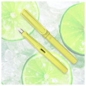 Le stylo plume Lamy Safari, depuis 1947, est le symbole de l'innovation et de la créativité allemande. Reconnu mondialement par les amateurs de stylos, il propose un très bon rapport qualité-prix, et un usage pratique au quotidien.
Faites de ce stylo votre meilleur compagnon de voyage ! 
________________________
#stylo #pen #lamy #green #lemon #citron #fresh #summer #été #penshop #perreyon1884